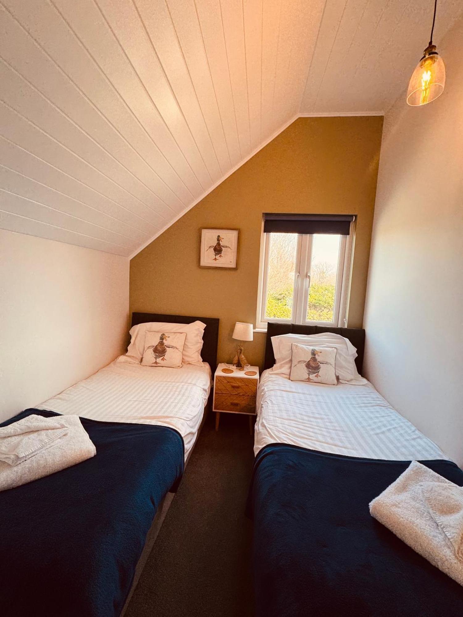 Cotswolds Lakeside Lodge - Nesbitt'S Nest Саут-Керни Экстерьер фото
